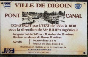 Foto: Hinweistafel an der Kanalbruecke ueber die Loire bei Digion